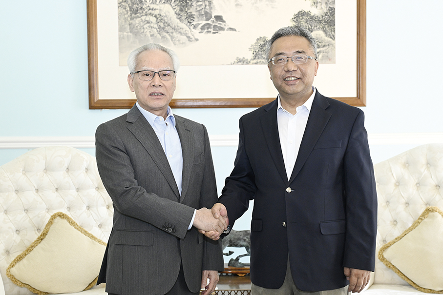 Sam meets Ambassador Yang in Lisbon