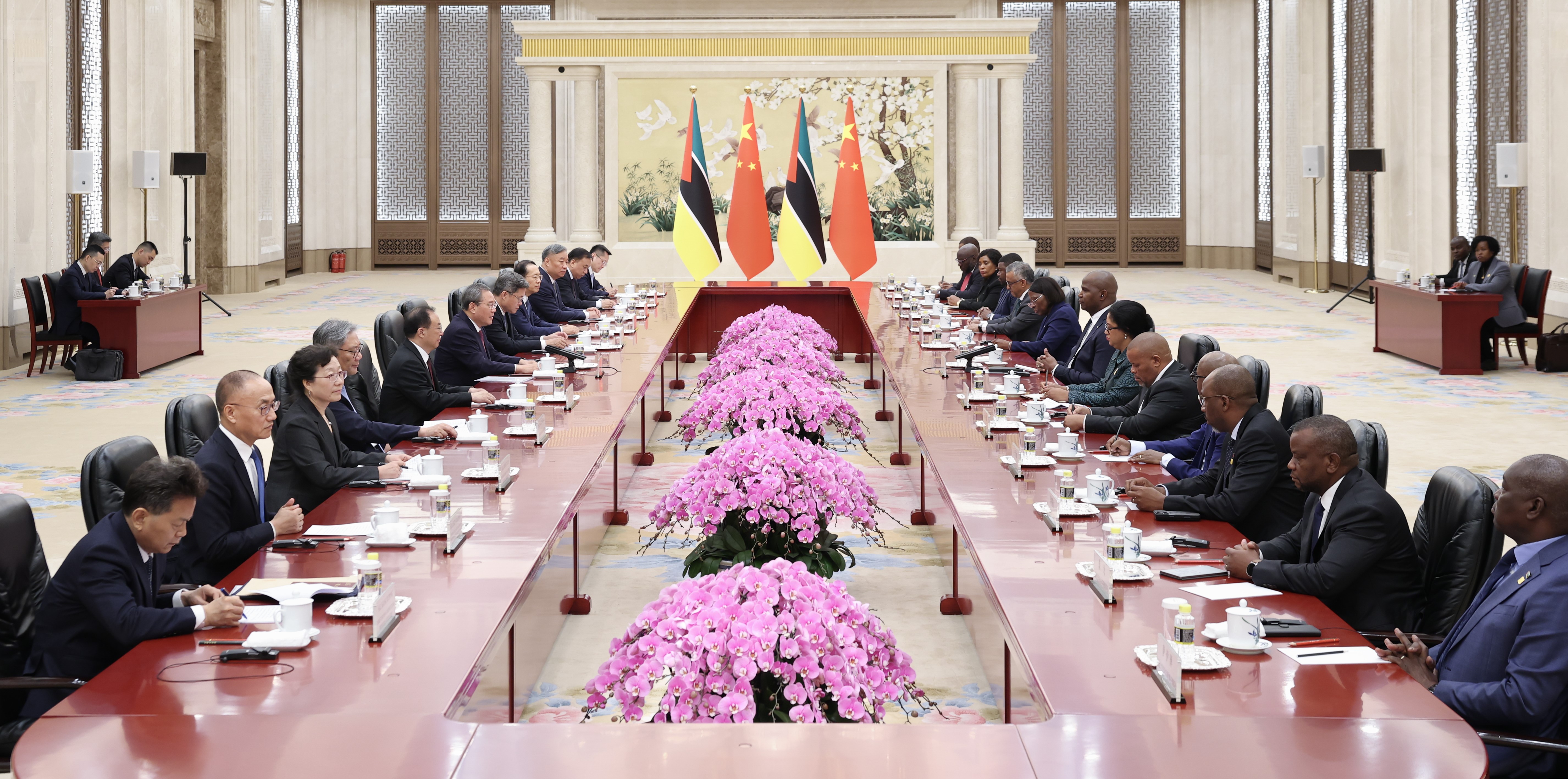 Li Qiang meets Mozambican president