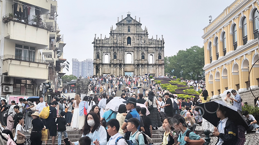 Macau logs daily record of 248,000 visitors on 2nd day of May Day holiday