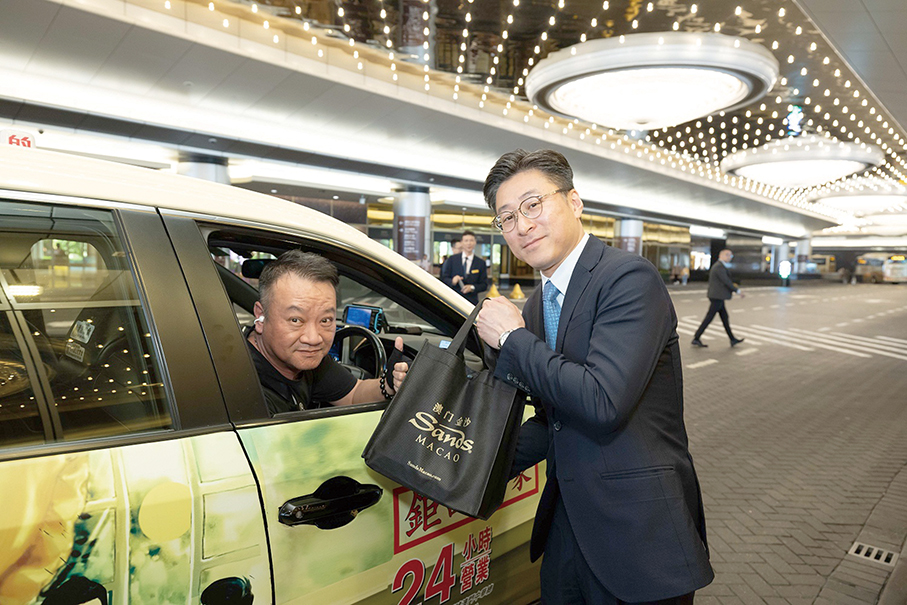 Sands Macao celebrates 22nd anniversary, presents special lunch boxes to cabbies