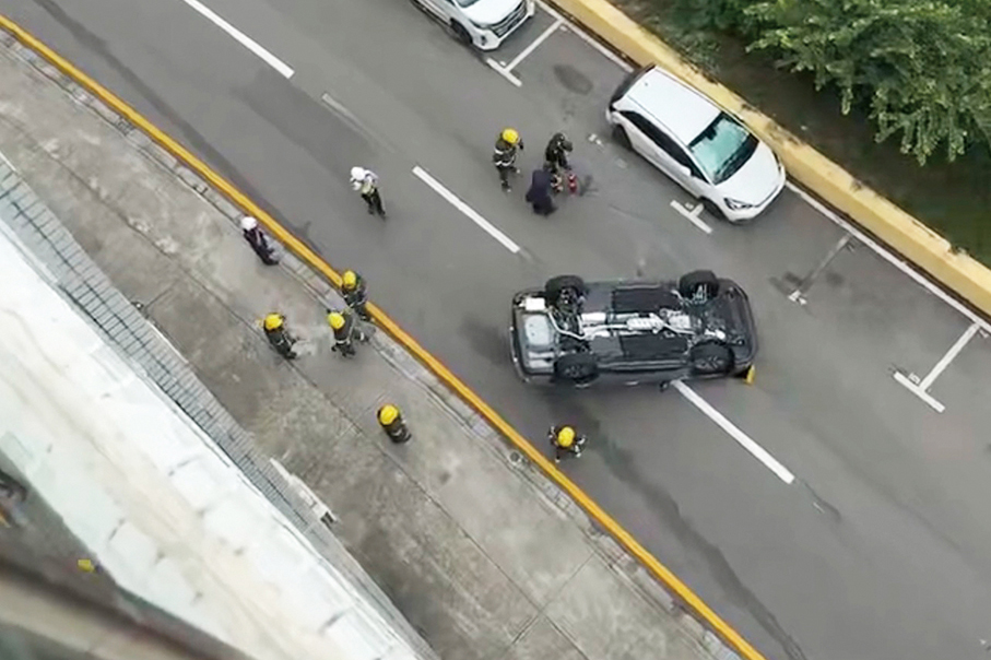 Vehicle turns turtle after colliding with parked car: Macau police 