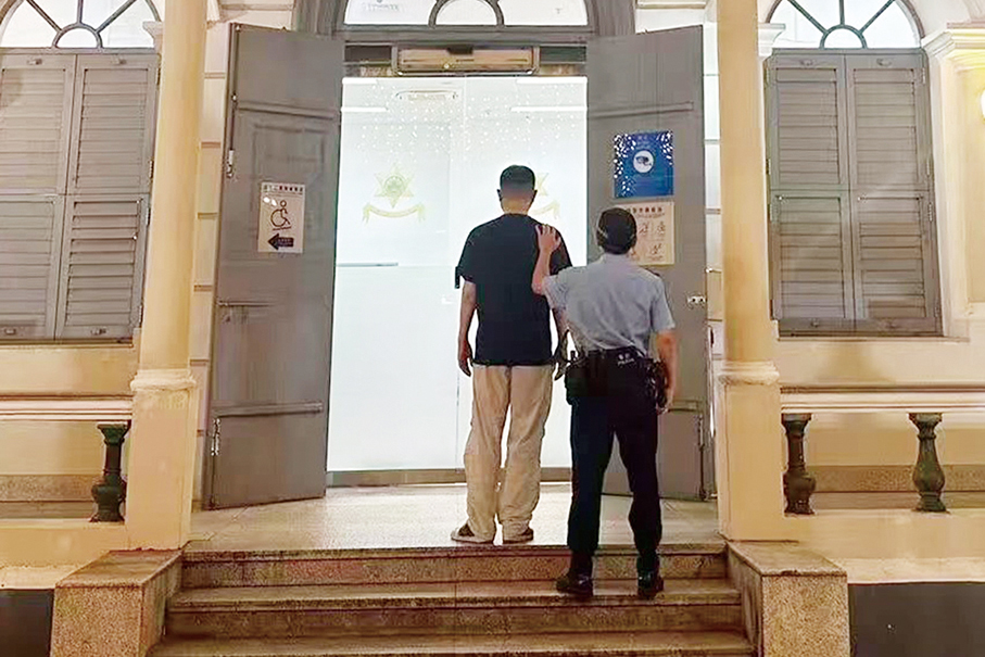 Police arrest mainlander for sexually harassing girl