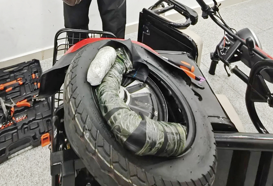 Gongbei Customs seizes 20 kg of silver granules from e-scooter tyre